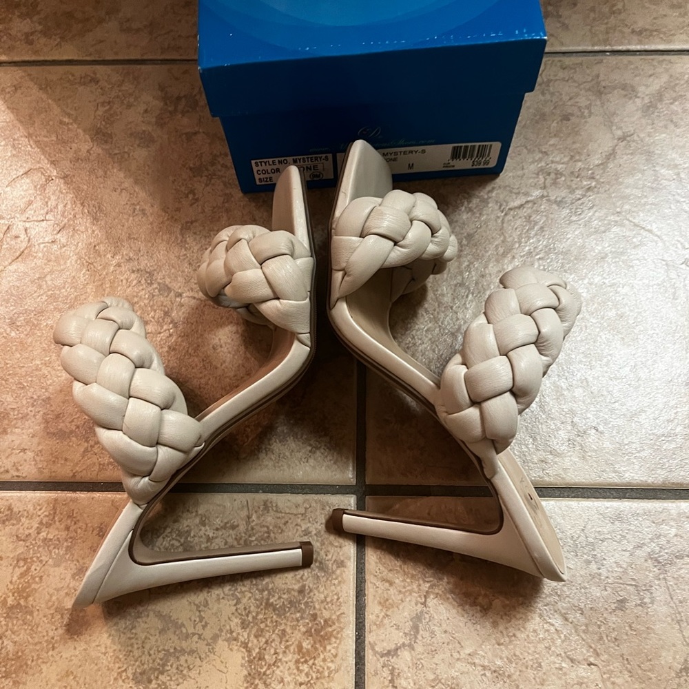Heels - Picture 4 of 4